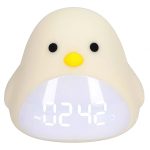 Lámpara de Noche LED Tipo Espanta Cucos Diseño Pollito, LUZ Cálida, Recargable, con Reloj Digital